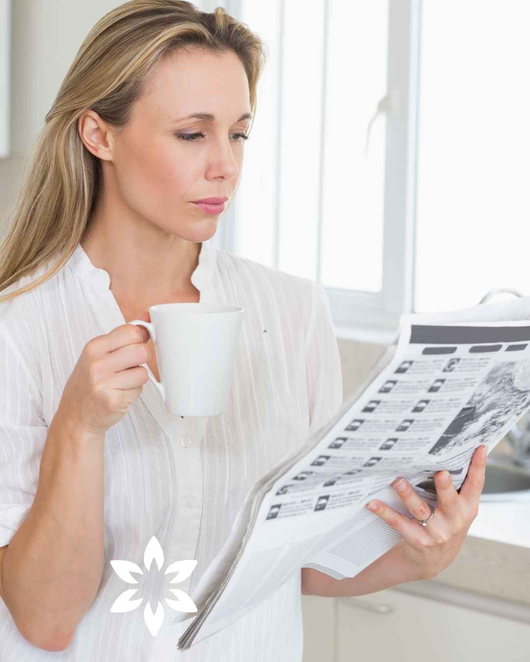 Manos sobre una taza